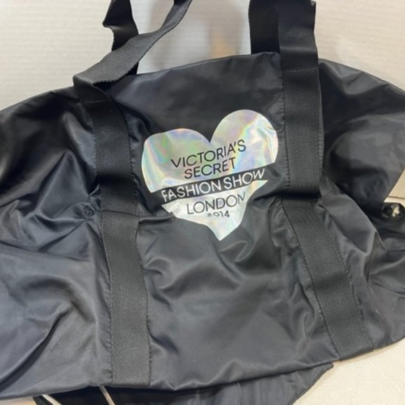 Victoria’s Secret Fashion Show London 2014 Lg Duffel bag W/Pouch  21x6x14.5" - Picture 6 of 10